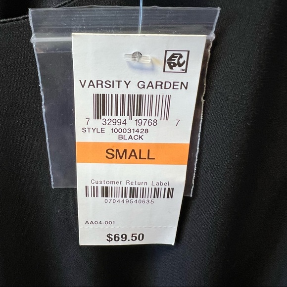 NWT Bar III black dress. Keyhole button closure in back Size Small - Picture 7 of 8